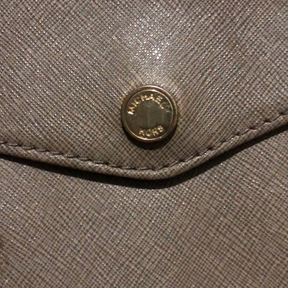 Authentic mikel kors bag with authenticity code written on buttons - Picture 3 of 9